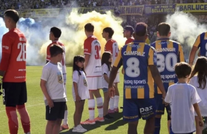 Estudiantes de la Plata desató polémica al hacer un pasillo de espaldas para Rosario Central.