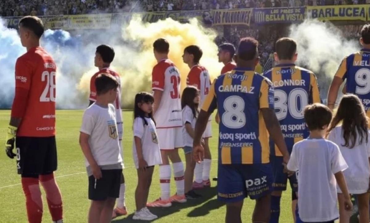 Estudiantes de la Plata desató polémica al hacer un pasillo de espaldas para Rosario Central.