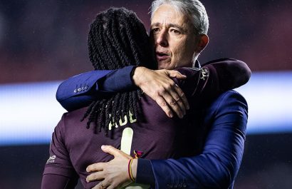 Liga de Quito y su DT Tiago Nunes fueron multados por la Conmebol.