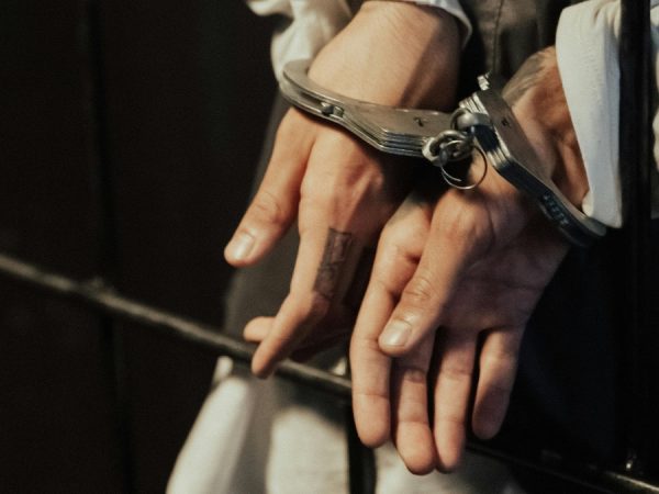 La Fiscalía formula cargos contra un adolescente por la muerte de un padre de familia y su hijo de cinco años de edad, en Guayaquil. (Pexels)