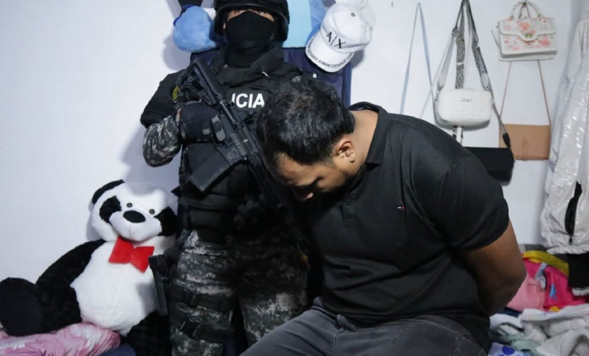 La Policía Nacional capturó a alias ‘Gordo Arturo’, presunto líder de la organización criminal Los Lobos en Quito. La Policía Nacional capturó a alias 'Gordo Arturo', presunto líder de la organización criminal Los Lobos en Quito.