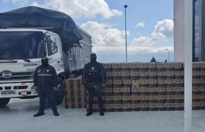 La Policía Nacional decomisó 1.078 cajas de cerveza de procedencia extranjera, presuntamente ingresadas de manera irregular desde Colombia.