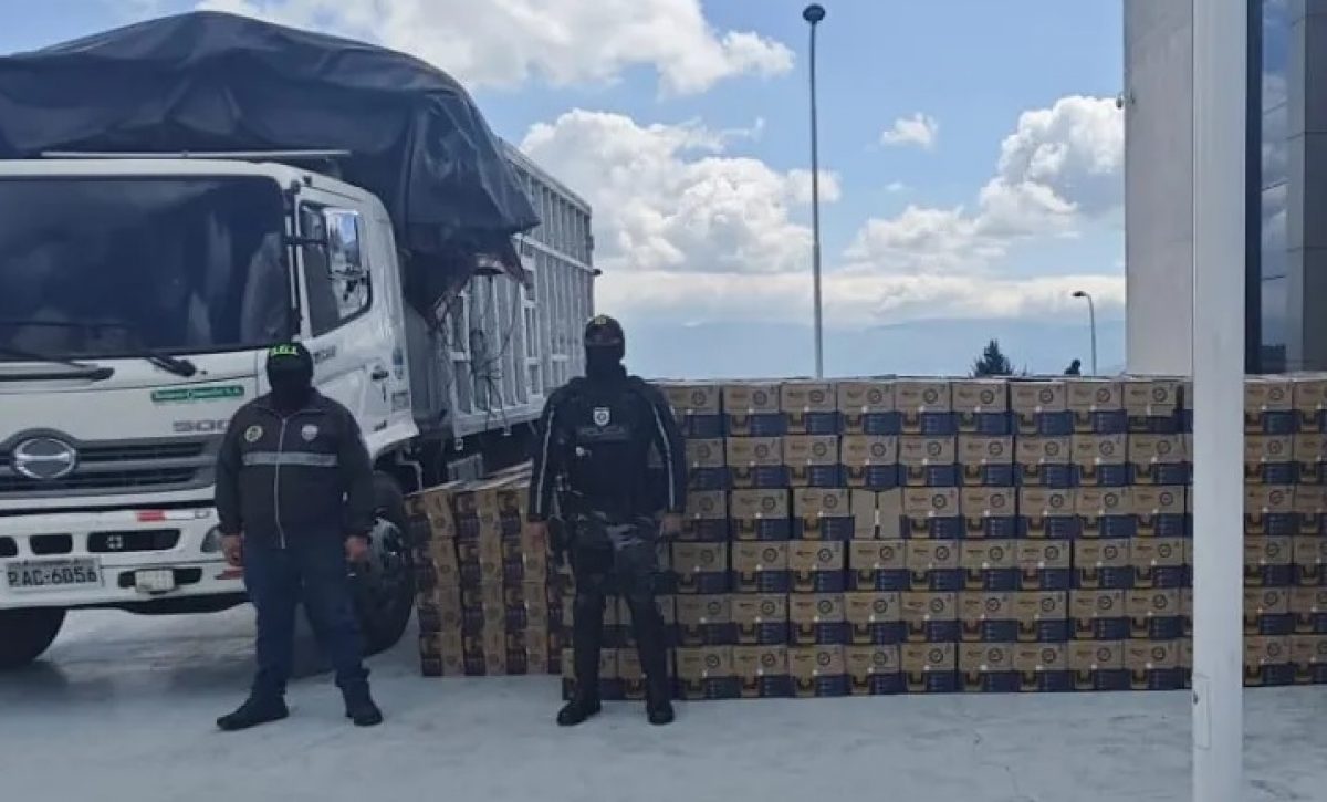 La Policía Nacional decomisó 1.078 cajas de cerveza de procedencia extranjera, presuntamente ingresadas de manera irregular desde Colombia.