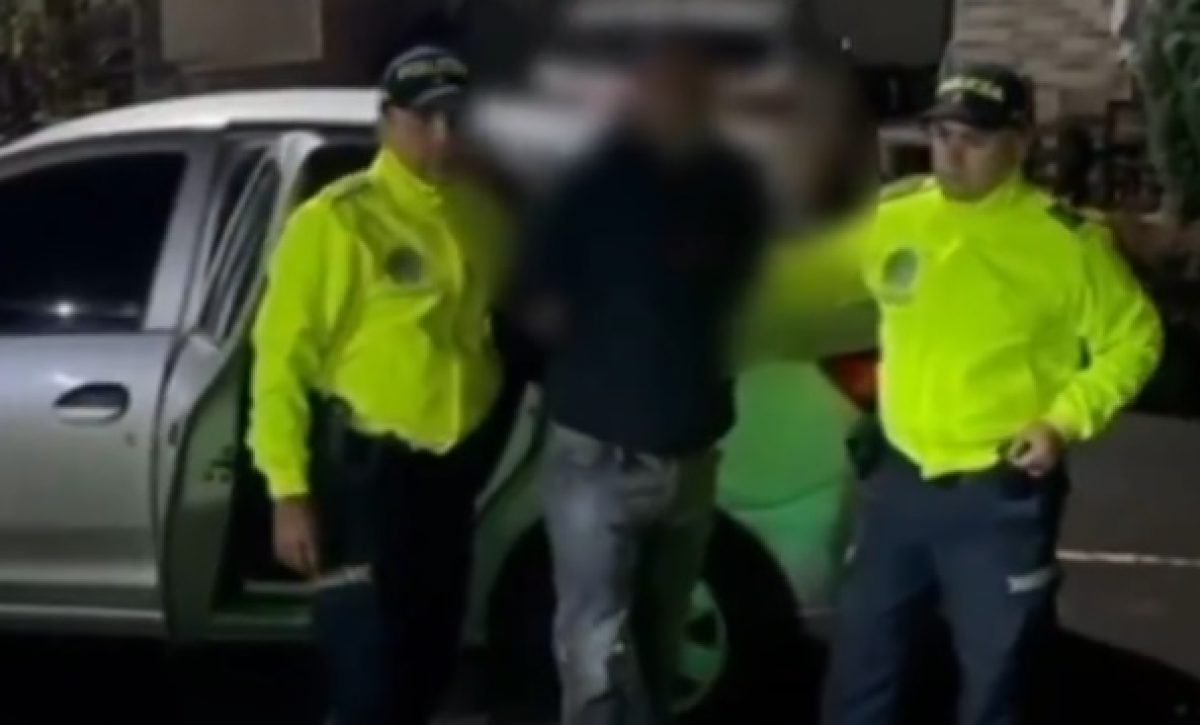 La Policía Nacional, en coordinación con la Policía de Colombia, capturó a Marlon V., presunto líder del grupo delincuencial organizado ‘Los Tiguerones’.