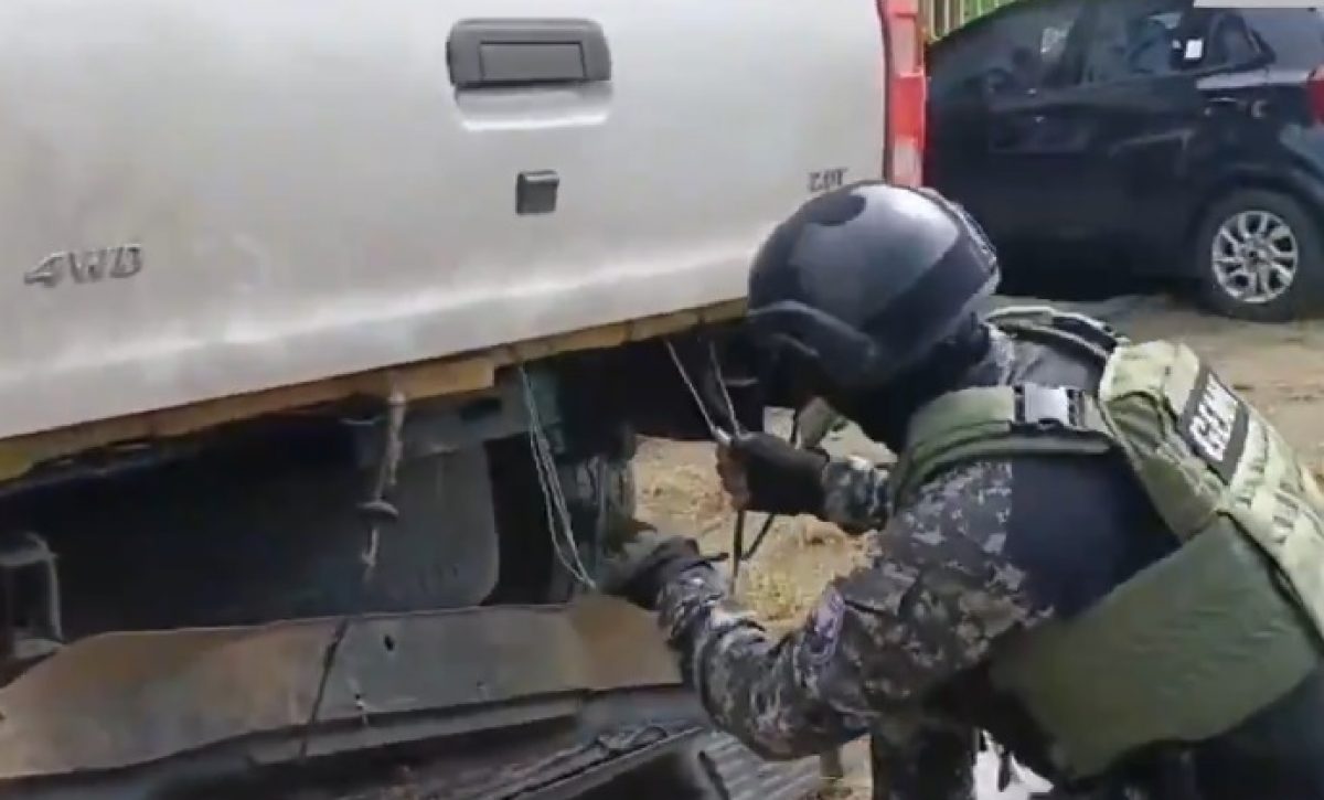 La Policía Nacional incautó 230 kilos de clorhidrato de cocaína ocultos en el doble fondo del balde de una camioneta.