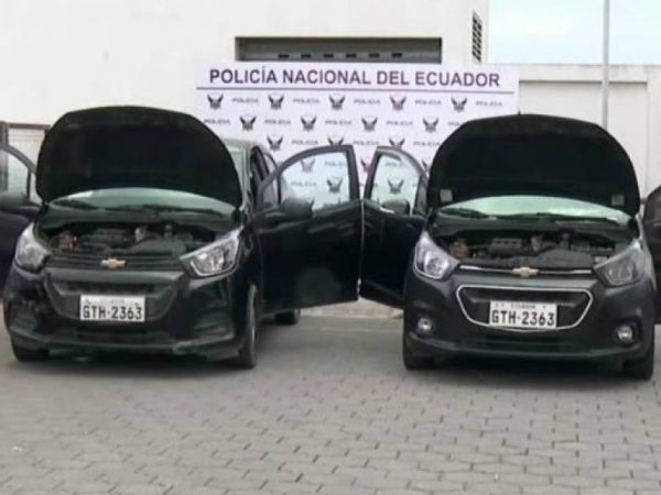 La Policía Nacional retuvo dos vehículos idénticos, del mismo modelo, color y con la misma placa, en el suburbio de Guayaquil.