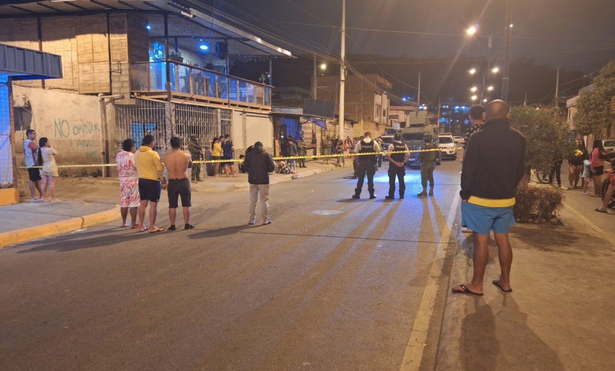 La Policía acordonó la escena del crímen para realizar el levantamiento del cuerpo.