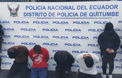 La Policía detuvo a cinco personas, entre ellas un ciudadano extranjero y una menor de edad, por el presunto secuestro y robo de un vehículo en el norte de Quito.