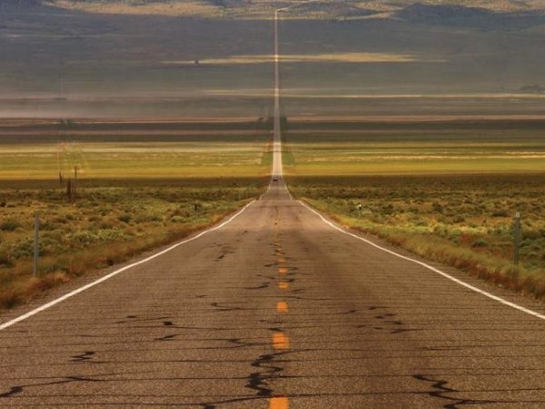 La Ruta 50, conocida como la carretera más extensa y solitaria de América, atraviesa Estados Unidos de costa a costa.