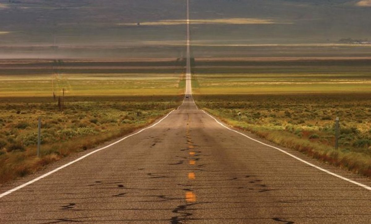 La Ruta 50, conocida como la carretera más extensa y solitaria de América, atraviesa Estados Unidos de costa a costa.