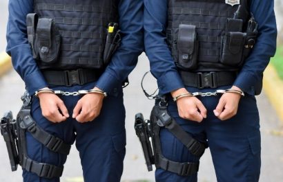 La Unidad de Conducta Policial (UCP) de la Policía Nacional capturó este viernes 14 de noviembre de 2025 a dos agentes en servicio activo.