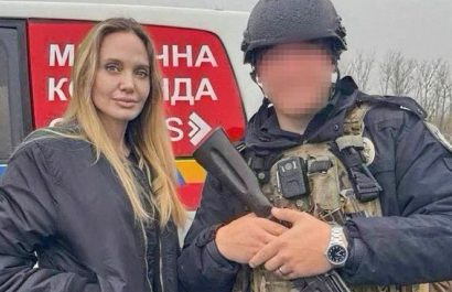 La actriz estadounidense Angelina Jolie llegó a pie a la ciudad de Kherson, en Ucrania, el miércoles 5 de noviembre.