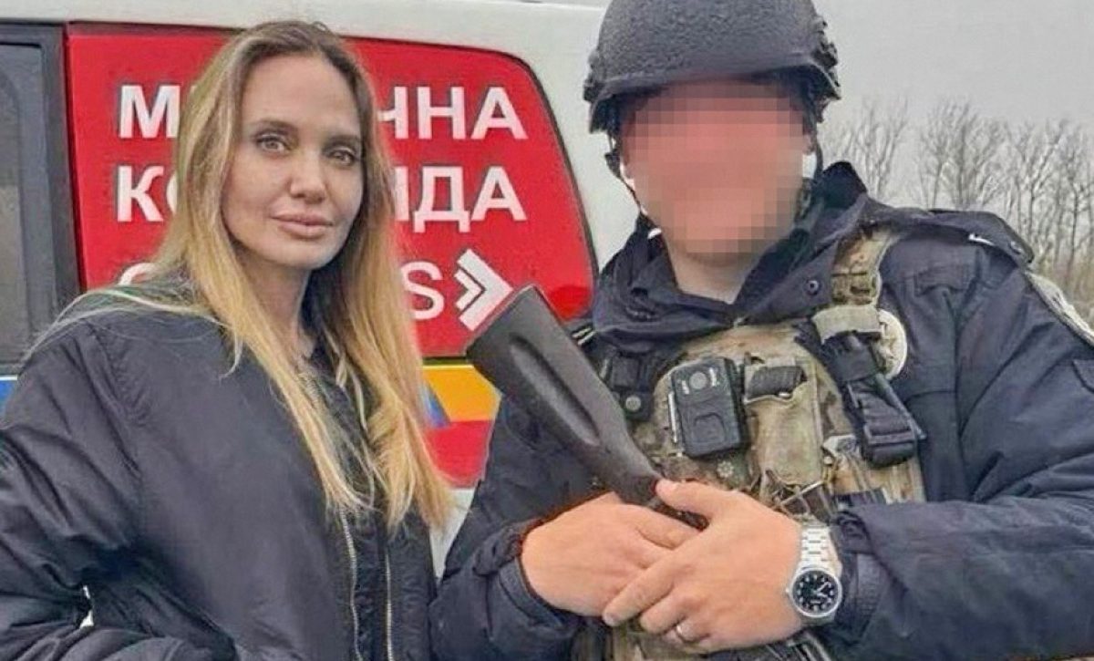 La actriz estadounidense Angelina Jolie llegó a pie a la ciudad de Kherson, en Ucrania, el miércoles 5 de noviembre.