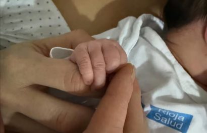 La chef ecuatoriana Carolina Sánchez, jurado de MasterChef Celebrity Ecuador y ganadora de una Estrella Michelin, anunció este 26 de diciembre el nacimiento de su primera hija.