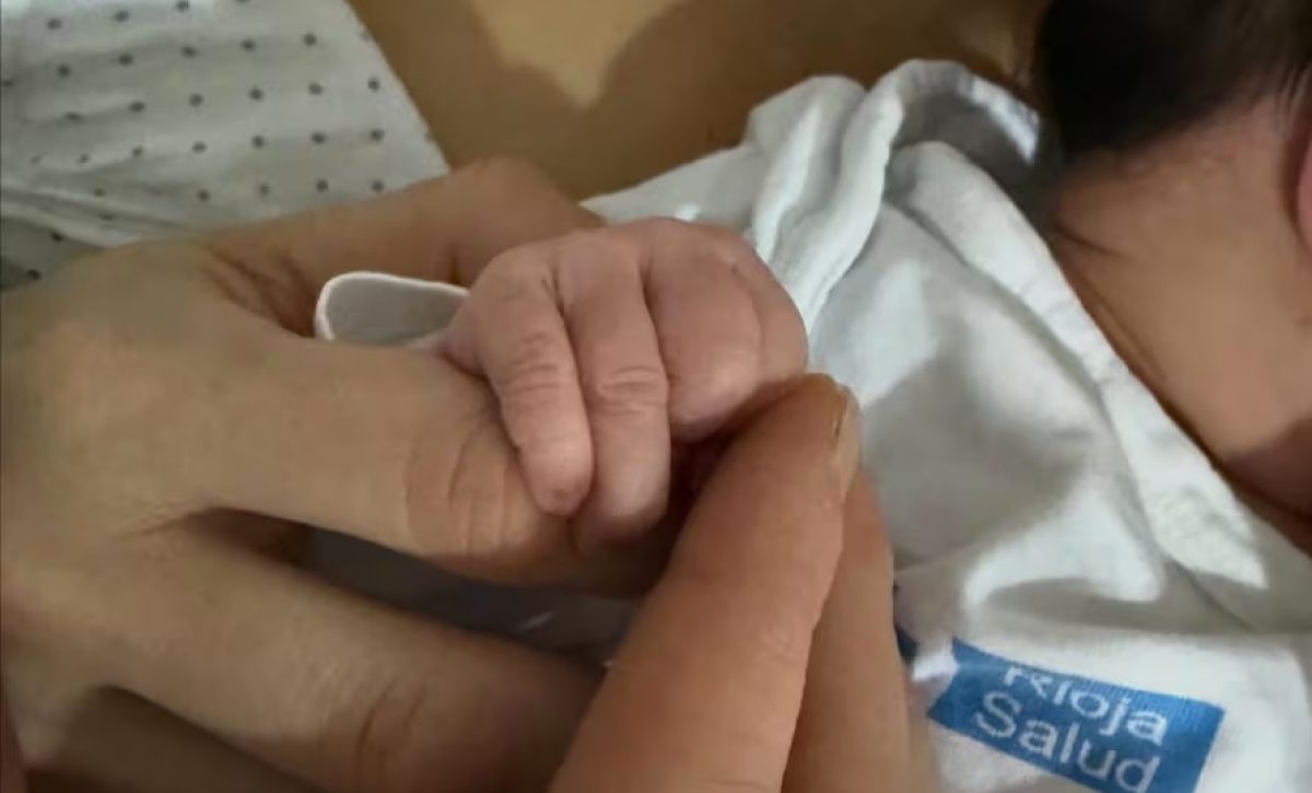 La chef ecuatoriana Carolina Sánchez, jurado de MasterChef Celebrity Ecuador y ganadora de una Estrella Michelin, anunció este 26 de diciembre el nacimiento de su primera hija.