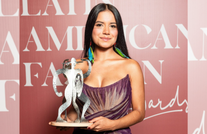 Helena Gualinga con su galardón. (Foto: @voguelatam)