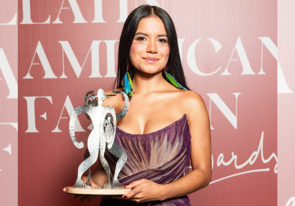 Helena Gualinga con su galardón. (Foto: @voguelatam)