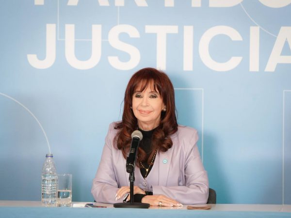 La expresidenta argentina Cristina Fernández pide a la Justicia que aclare si puede salir al balcón