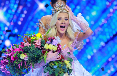 Victoria Kjær Theilvig se alista para entregar la corona de Miss Universo.