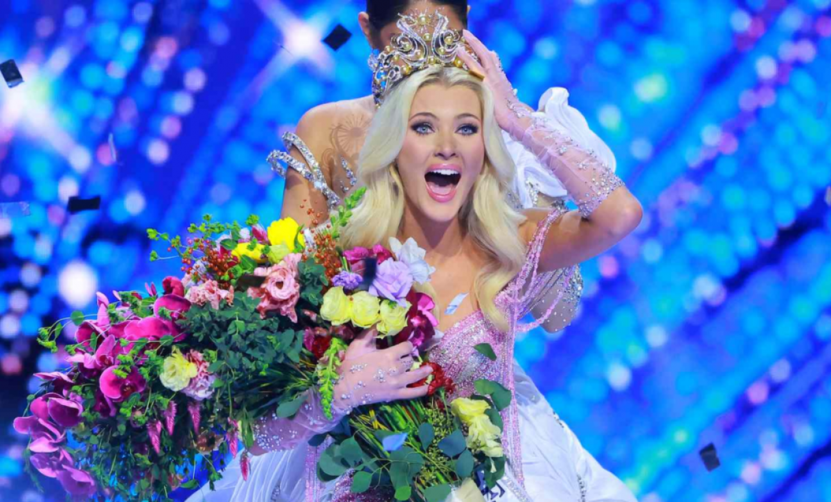Victoria Kjær Theilvig se alista para entregar la corona de Miss Universo.