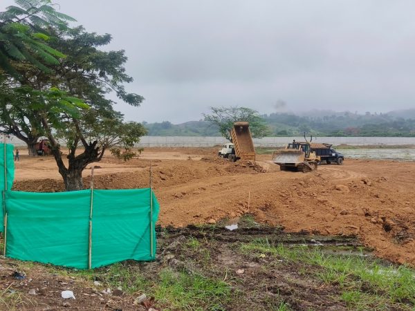 La obra actualmente se encuentra en la etapa de mejoramiento de suelo y relleno.