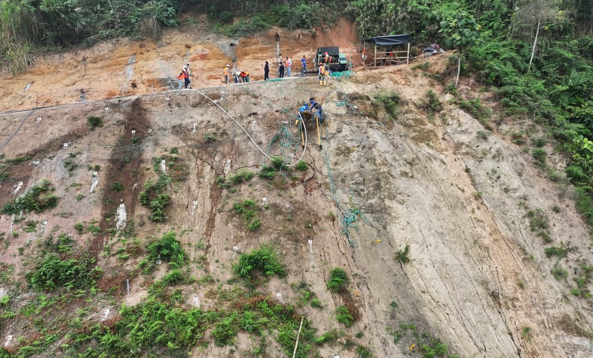 La obra que busca terminar con los deslizamientos en el km. 83 de la Alóag–Santo Domingo entra en su recta final