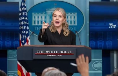 La portavoz de la Casa Blanca, Karoline Leavitt, en rueda de prensa. FOTO Europa Press.