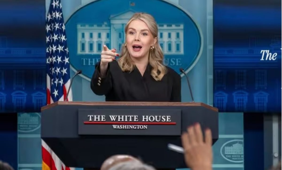 La portavoz de la Casa Blanca, Karoline Leavitt, en rueda de prensa. FOTO Europa Press.
