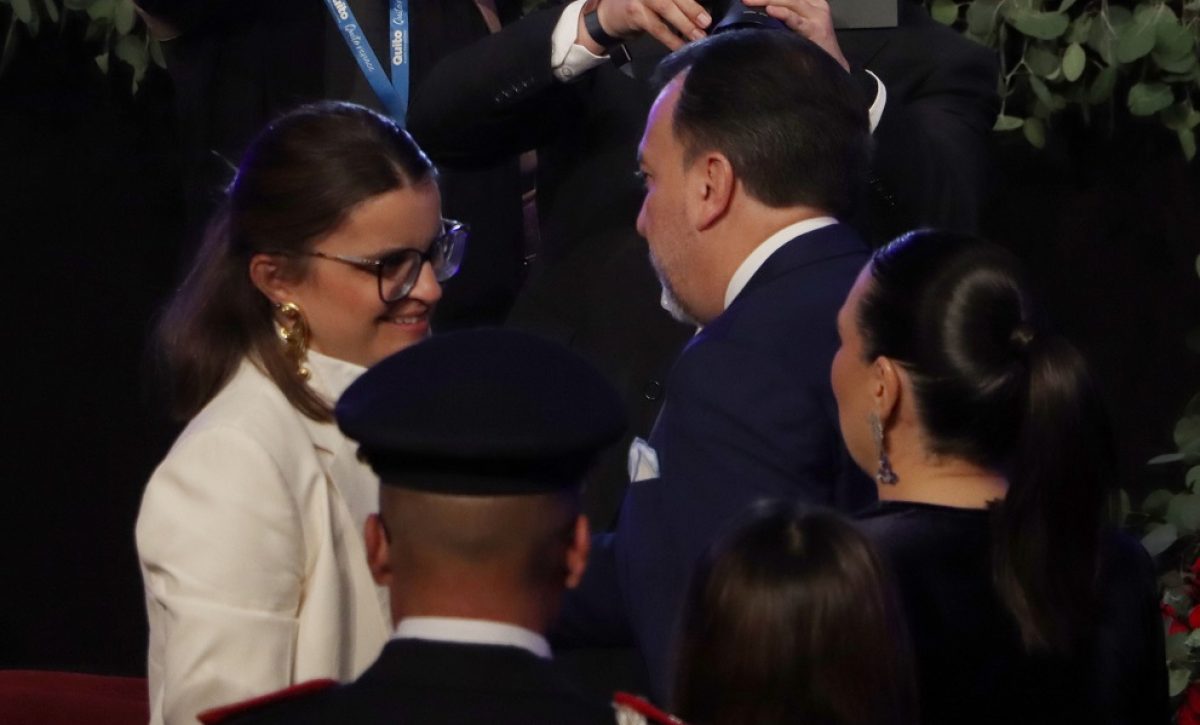 La vicepresidenta de la República, María José Pinto, abandonó este sábado 6 de diciembre la sesión solemne por los 491 años de la fundación española de Quito.