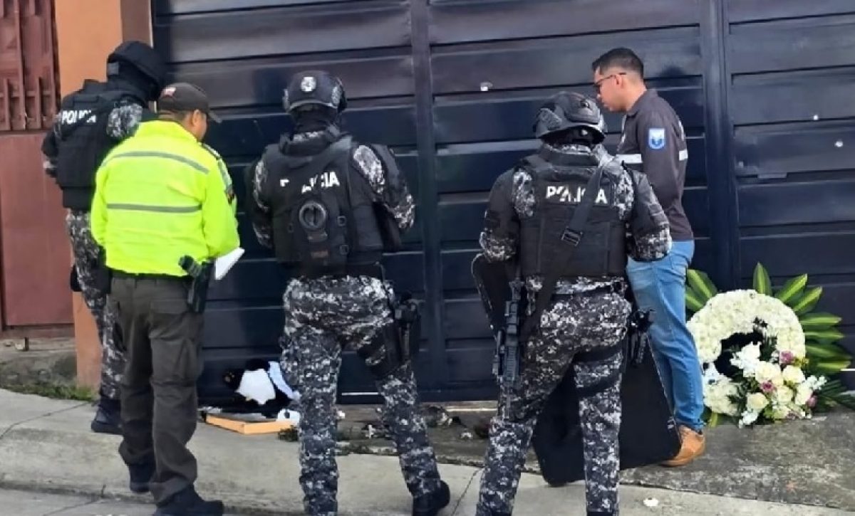 La vivienda del director de la cárcel de Turi resultó baleada por hombres armados, quienes además dejaron una amenaza contra el funcionario.