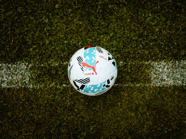 LaLiga y Puma presentan el balón para la temporada 2025-2026 con "nuevos colores" y "una estética más depurada"