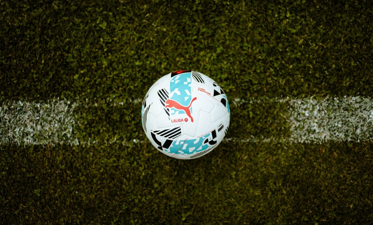 LaLiga y Puma presentan el balón para la temporada 2025-2026 con "nuevos colores" y "una estética más depurada"