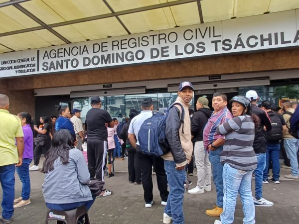 Largas filas en el Registro Civil de Santo Domingo por la atención sin turno