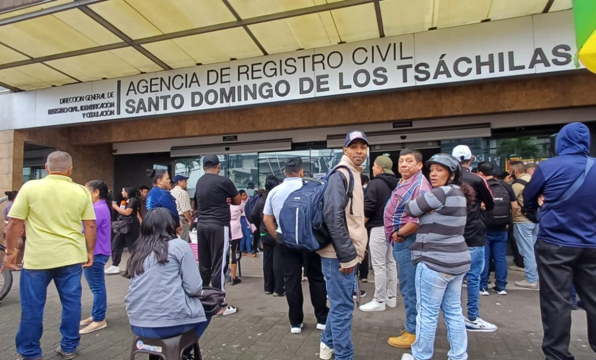 Largas filas en el Registro Civil de Santo Domingo por la atención sin turno