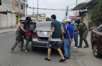 Las Fuerzas Armadas detuvieron a cuatro personas, dos adultos y dos adolescentes, en la ciudadela Las Cumbres de Manta.