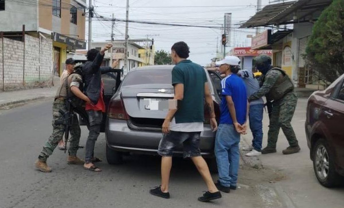Las Fuerzas Armadas detuvieron a cuatro personas, dos adultos y dos adolescentes, en la ciudadela Las Cumbres de Manta.
