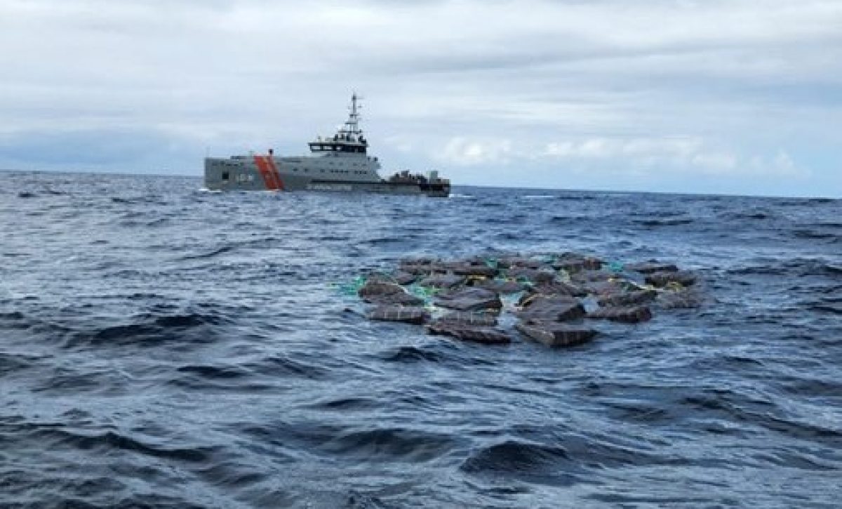 Las Fuerzas Armadas y la Guardia Costera de Estados Unidos decomisaron 3,93 toneladas de droga en altamar y cuatro ecuatorianos resultaron detenidos.