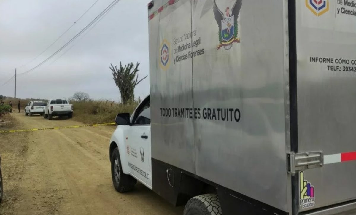 Las autoridades identificaron a Bryan Cevallos como el hombre hallado muerto con múltiples heridas de bala en una calle de tierra en el sector San Eloy, en Montecristi.