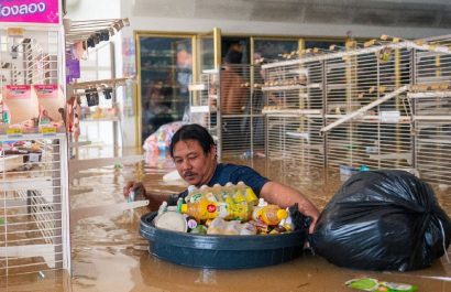 Las inundaciones provocadas por lluvias torrenciales en Indonesia y Tailandia han causado al menos 319 muertes y decenas de desaparecidos.