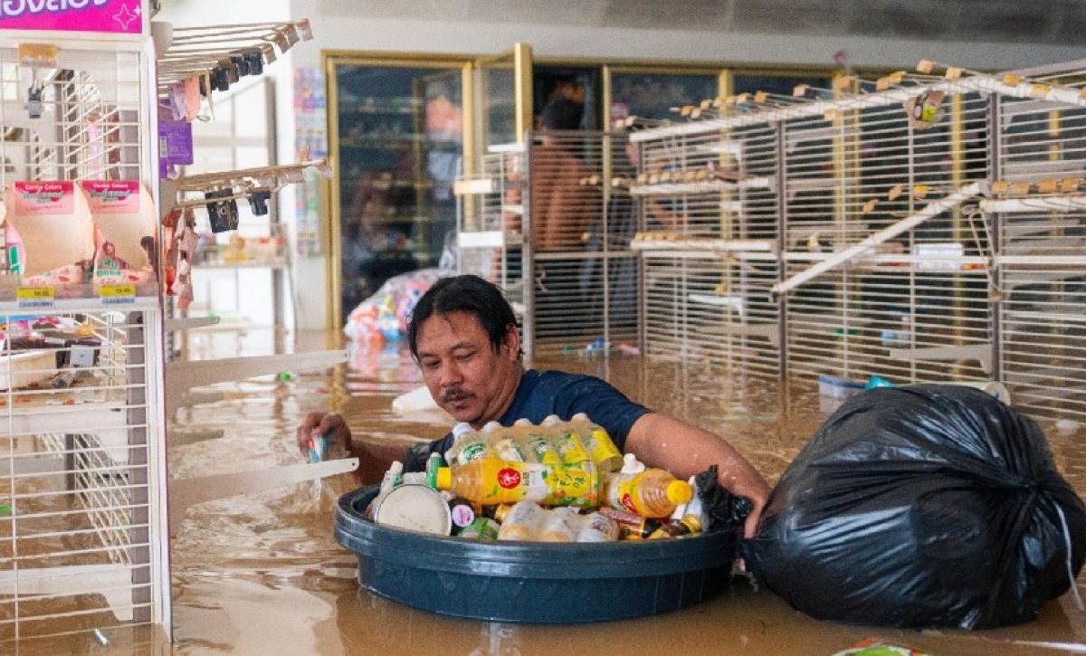 Las inundaciones provocadas por lluvias torrenciales en Indonesia y Tailandia han causado al menos 319 muertes y decenas de desaparecidos.