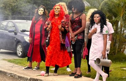 Las viudas despiden el 2025 en Manabí un legado de humor y unidad familiar que resiste al tiempo. (El Diario)