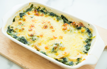 Lasaña de atún Descubre esta versión que conquista paladares La lasaña de atún es una variación más fácil y económica del platillo italiano.