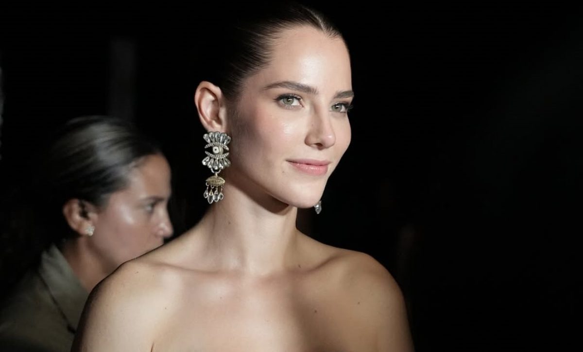 Lavinia Valbonesi entrega becas a mujeres sobrevivientes de violencia y anuncia su ingreso a la universidad