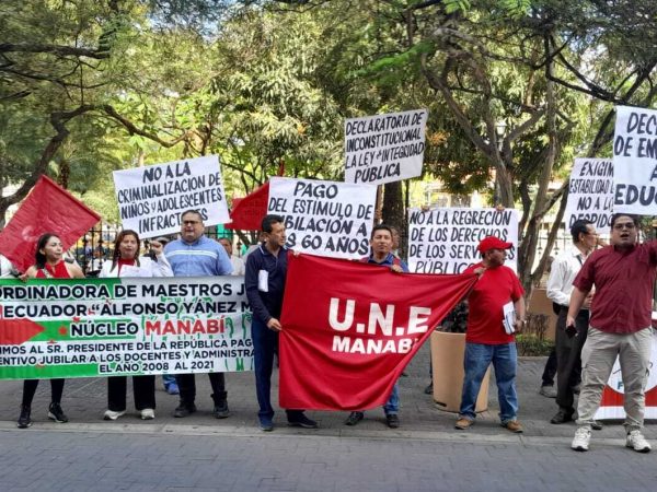 Ley de Integridad Pública desata protestas de docentes por restricciones a jubilación voluntaria