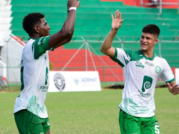 Liga de Portoviejo inició con una victoria contundente al golear 7-0 a Indeco este domingo en el estadio Reales Tamarindos.