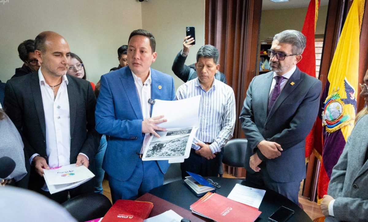 Loma Larga Gobierno suspende permisos ambientales del proyecto minero tras intensas protestas en Azuay. (API)