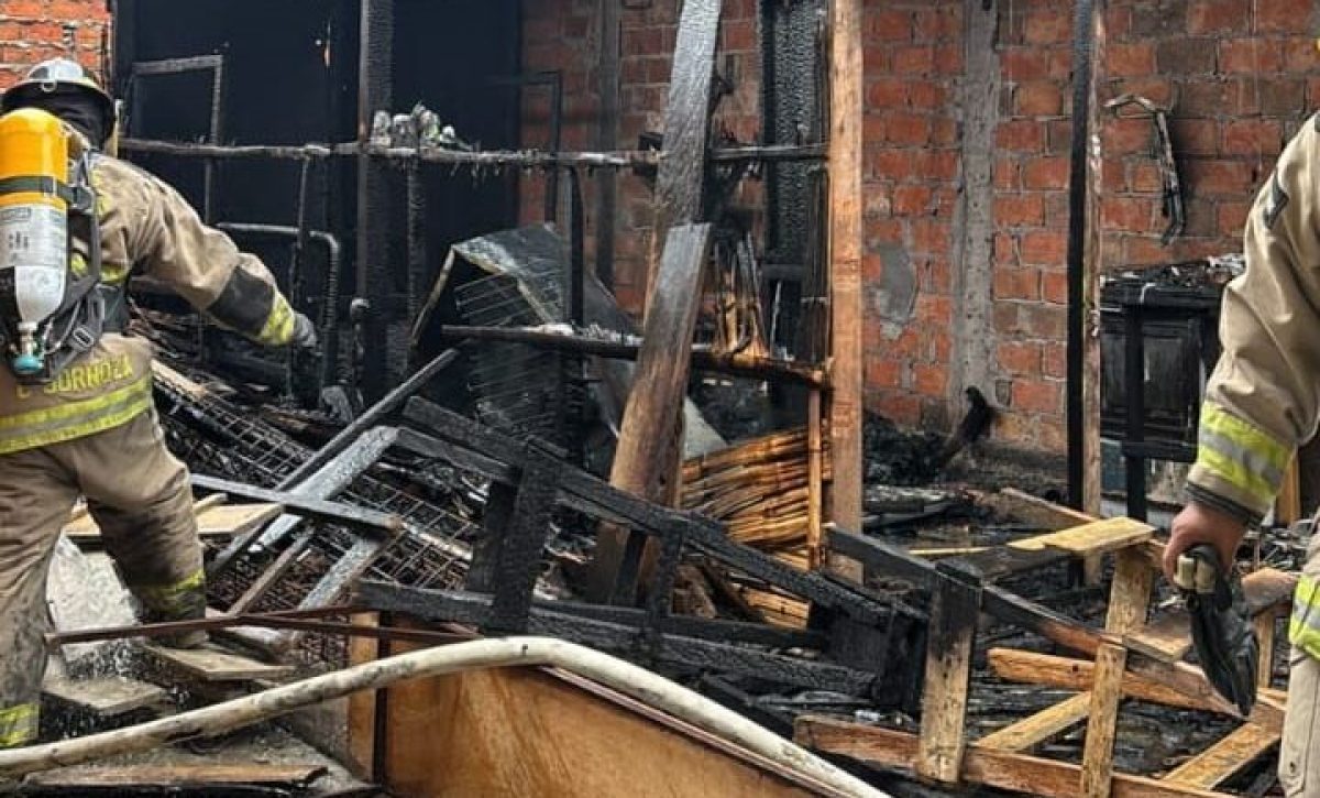 Los bomberos controlaron las llamas que amenazaban con contaminar otras viviendas.