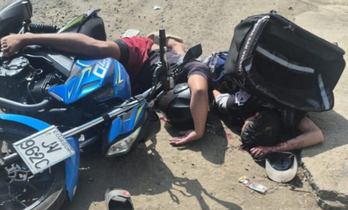 Los cuerpos sin vida de los hombres baleados quedaron junto a la motocicleta en la que se movilizaban.