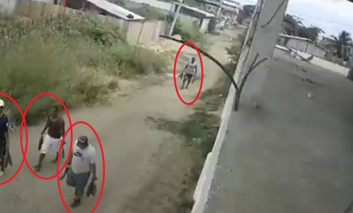 Los detenidos fueron grabados por cámaras de seguridad después del atraco del pescado.