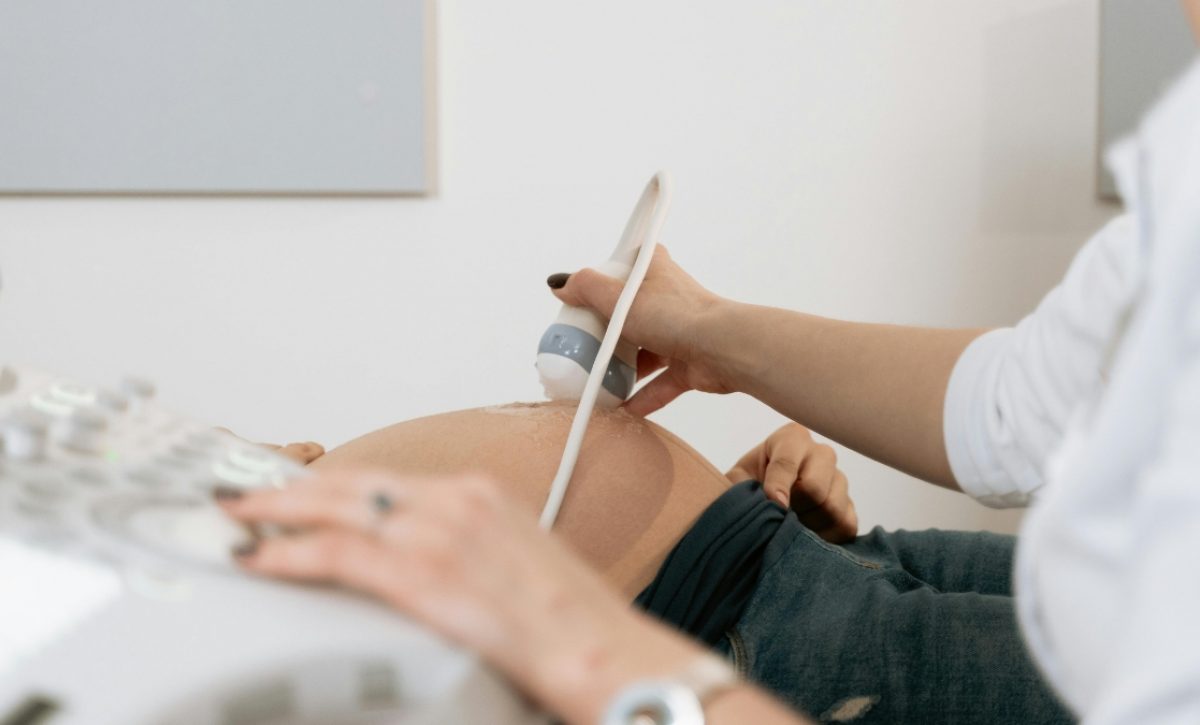 Los embarazos en adolescentes de entre 10 y 14 años se incrementaron en Ecuador durante el 2024, de acuerdo a cifras del Ministerio de Salud. (Pexels)